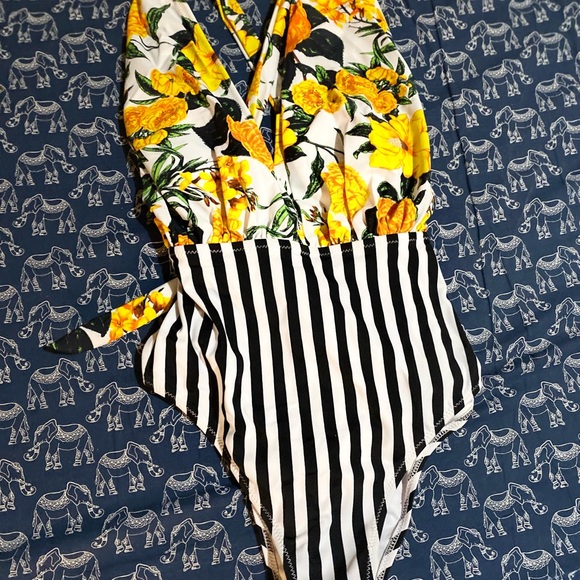 NWT CUPSHE swimsuit with a beautiful array of flowers 🌸 it’s an amazing suit!!! - Picture 2 of 7